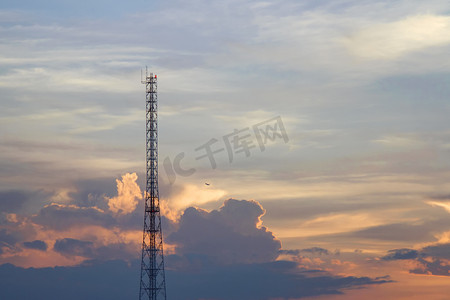 手机通讯塔传输信号牵引