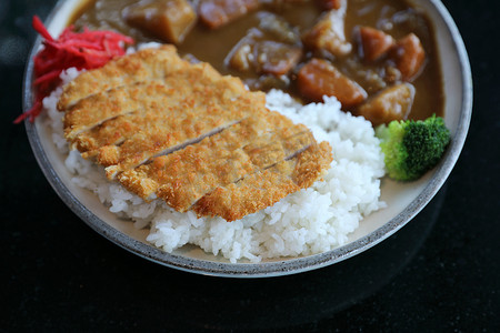 日本料理水彩摄影照片_咖喱饭配烧猪肉日本料理