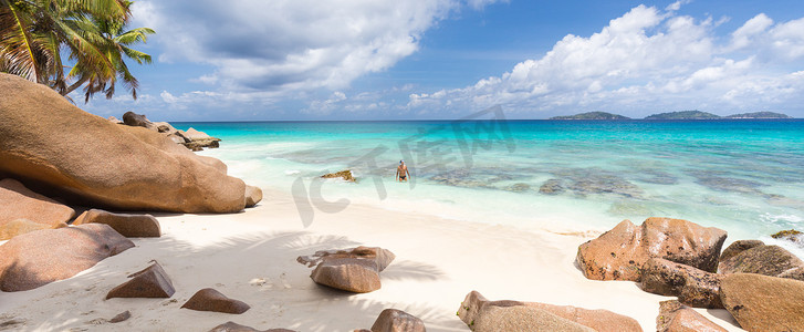 男人在塞舌尔拉迪格岛享受 Anse Patates 完美的海滩。