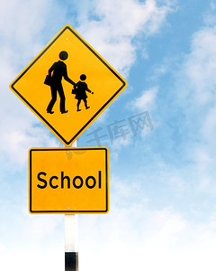 学校交通标志，天空背景上的学院校牌标志