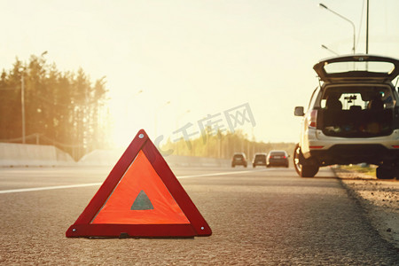 紧急三角形摄影照片_公路边的破车和紧急停车标志