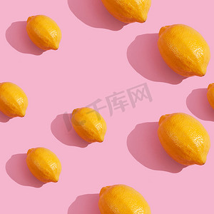 粉红色背景上黄色柠檬的无缝连续图案。