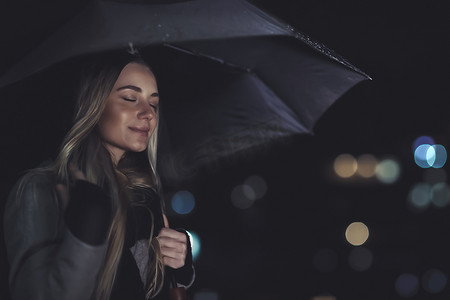 享受雨夜的镇静女性