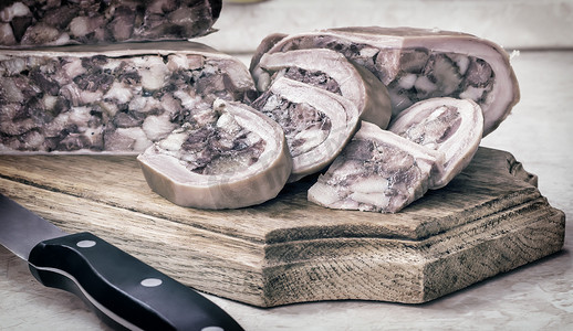 鸡腰猪肚摄影照片_美味的开胃菜——肉馅猪肚。