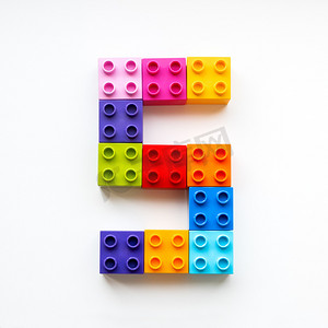 五号由五颜六色的构造块制成。