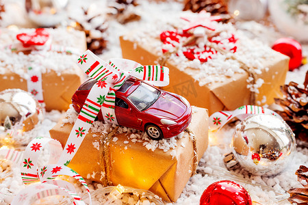玩具礼物盒摄影照片_圣诞节和新年背景与玩具车礼物与丝带。