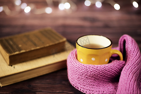 热茶、热巧克力、黄色杯子里的咖啡，裹着粉色针织围巾。