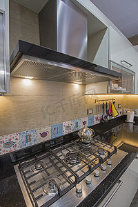 排气扇摄影照片_豪华公寓中的现代厨房炉灶