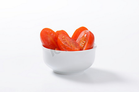 切成两半的椭圆形红番茄