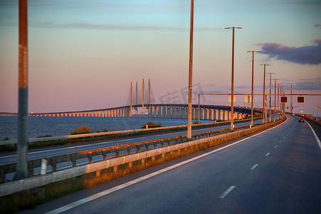 日落时瑞典和丹麦之间的厄勒海峡大桥