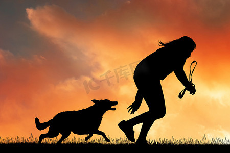 奔跑乌龟摄影照片_女孩在夕阳下与狗一起奔跑