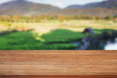 绿色稻田背景模糊的木制桌面