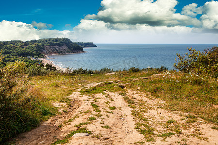 海景摄影照片_宁静的海景和陡峭的河岸