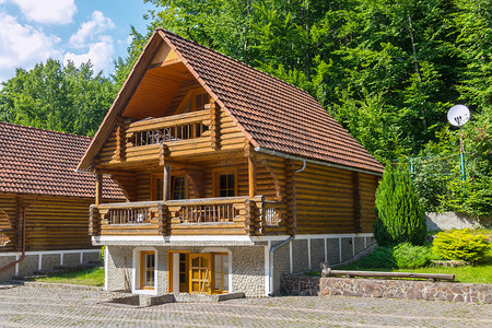 舒适的木制三层别墅，设有宽敞的全景阳台和瓷砖屋顶