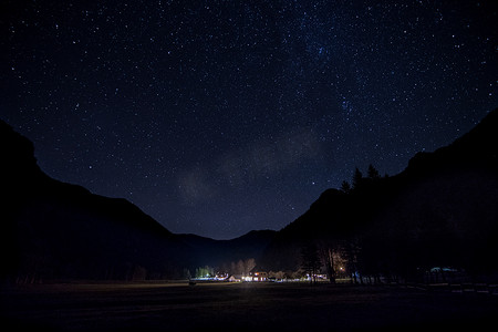 夜景、有启发性的高山小屋、山的轮廓和星空