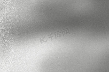 金属拉丝银背景摄影照片_闪亮的拉丝银色金属板，抽象纹理背景