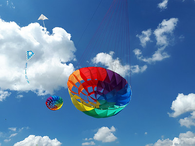 个风筝在蓝蓝的天空中飞翔。