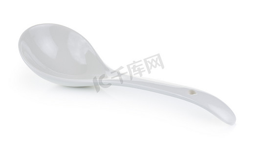 白色背景上的白色空陶瓷勺子
