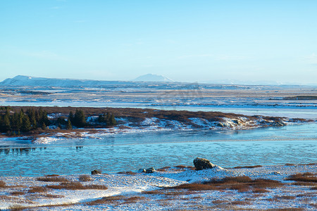 河流平原摄影照片_冰岛平原上的河流。