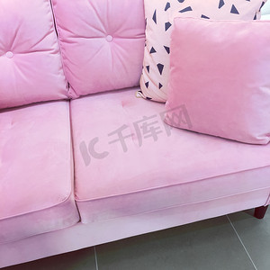 带软垫的粉色天鹅绒沙发