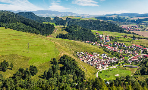 夏天长满草的山坡上的斯洛伐克小镇
