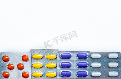 带框架图案和文本空间框的泡罩包装中的药丸药片。