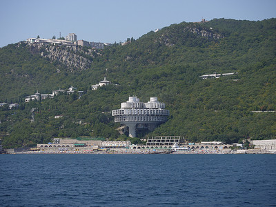 海边酒店摄影照片_一个有趣的酒店位置结构，位于海边的岩石绿山上