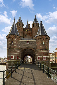 运河上方的中世纪哈勒姆市入口门及其桥梁