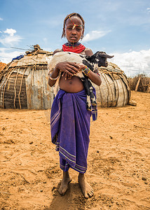 来自非洲部落 Dasanesh 的女孩抱着一只山羊