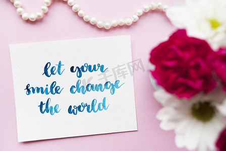 鼓舞人心的报价让你的微笑改变用水彩书法风格书写的世界。