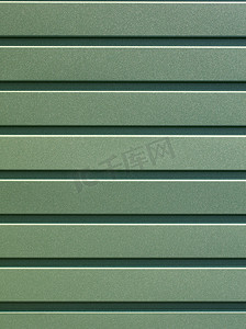 带垂直导轨的绿色波纹钢板。