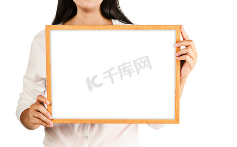 木板广告摄影照片_女人拿着空白的木板。