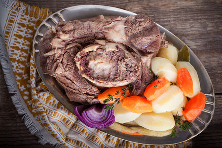 Pot-Au-Feu - 法式炖牛肉配胡萝卜和土豆。