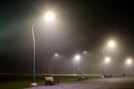 迷雾萝莉摄影照片_夜晚迷雾公园的长椅，灯火通明