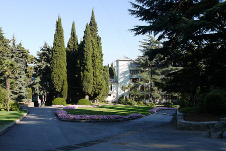 酒店附近有小巷的美丽公园。