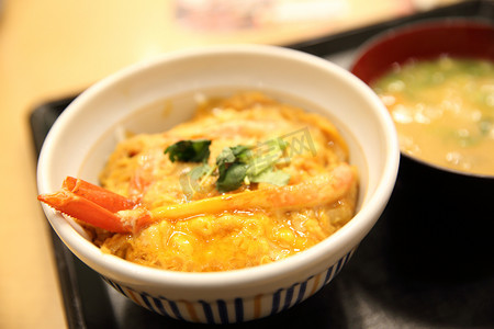粥海鲜摄影照片_米饭和汤上的螃蟹和鸡蛋，日本料理