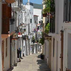 西班牙伊维萨岛狭窄的小巷与房屋