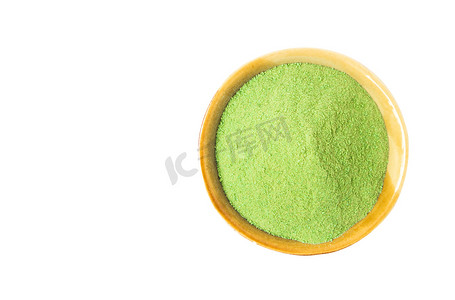 在 whi 上隔离的碗中特写顶视图绿抹茶粉