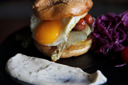 鸡蛋汉堡摄影照片_汉堡香肠和鸡蛋