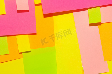 Colorfur 不同颜色的 officd 贴纸在白板上。