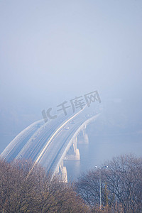 秋雾和河流钢桥与地铁列车在模糊的背景。