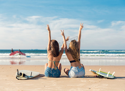 海滩的两个冲浪女孩