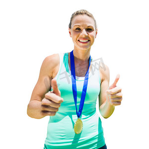 奖牌的摄影照片_微笑的女运动员在胜利后拿着奖牌的画像