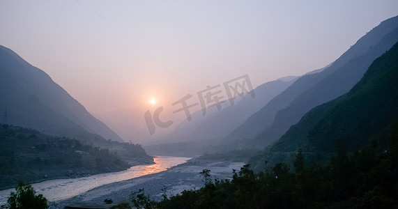在印度河和喀喇昆仑山脉层数的日落