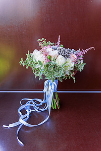 与玫瑰、brunia 和落新妇花的新娘花束。