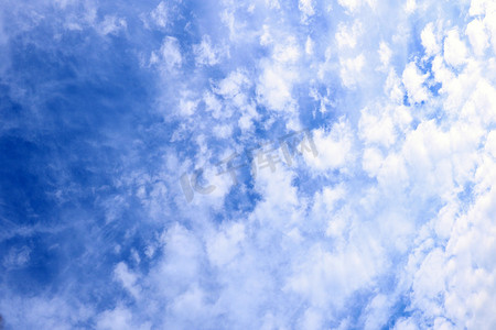 美丽的蓝天背景与洁白的云朵。