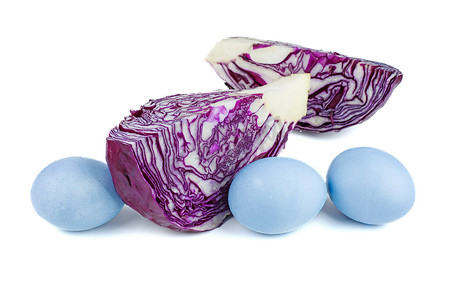 用紫甘蓝染成蓝色的鸡蛋