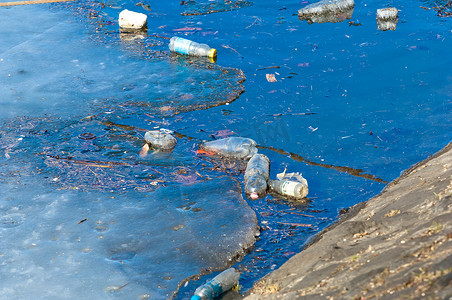 水在自然界的循环摄影照片_漂浮在水面上的废物