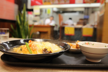 蛋炒饭背景摄影照片_炒饭，日式鸡蛋炒饭和海鲜汤