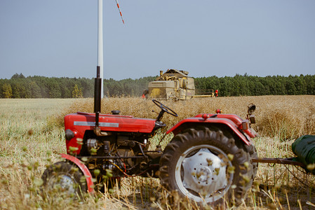 大豆食品摄影照片_有拖车的小拖拉机